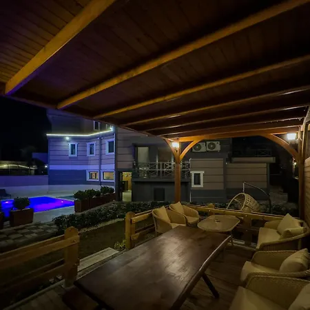 07 Luxury Only For Family וילה באלאק